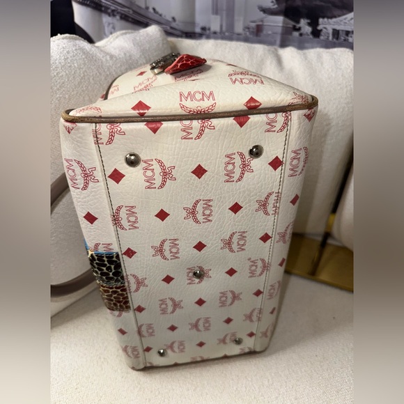 MCM
Visetos Striped Munich Lion Boston
Satchel White comes with COA - Picture 13 of 14